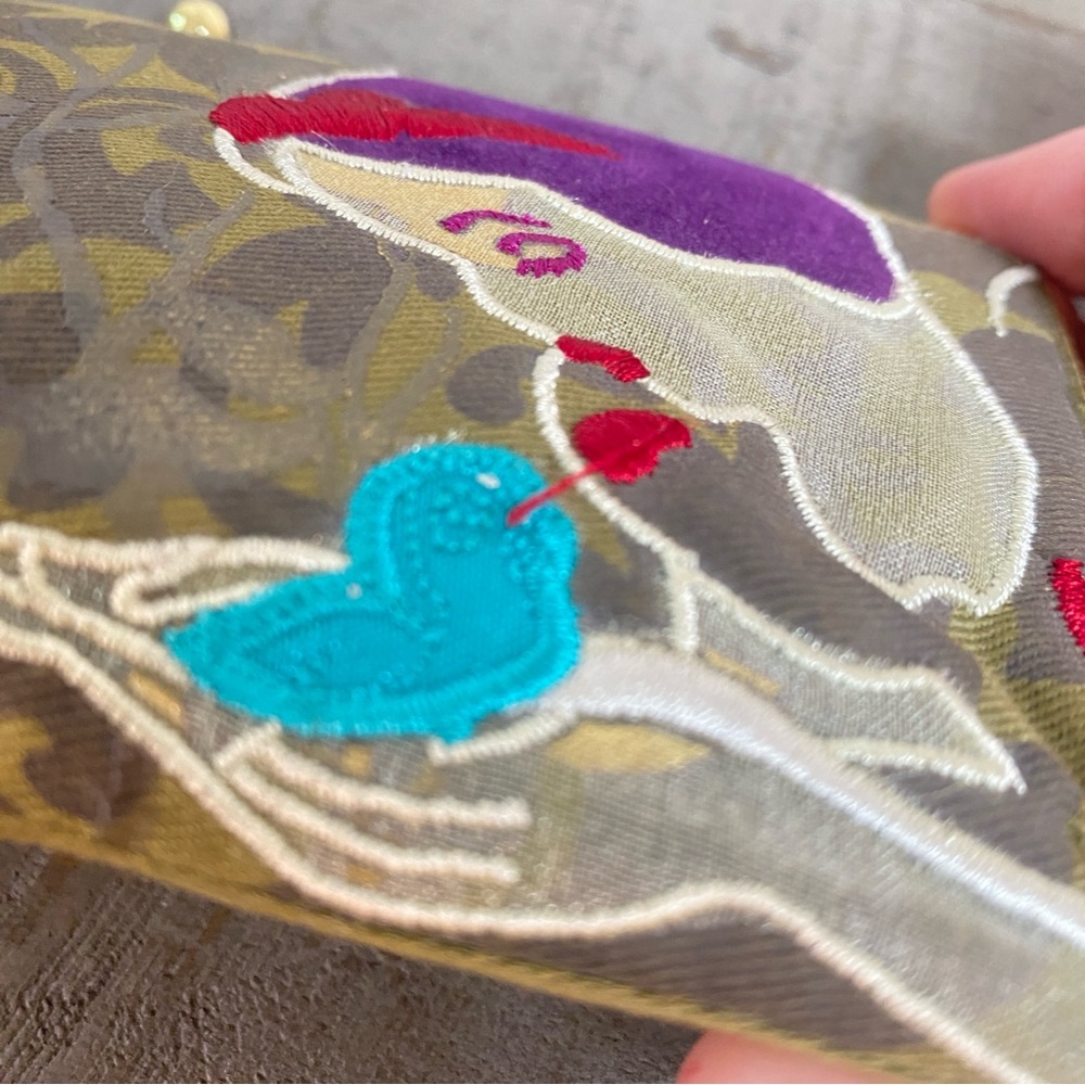 Disney Couture Embroidered Princess Snow White Floral Wallet Clutch Coin Purse - Picture 7 of 10
